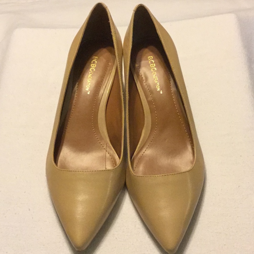BCBG kitten heel classic shoe! ๐ - Picture 2 of 4